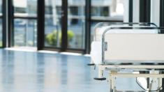 Schlaganfall: Krankenhaus mit Bett, Apoplex, Schlaganfall