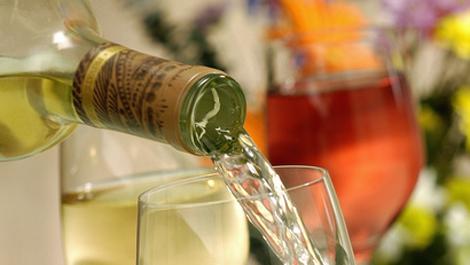 Die Tropfen in das Essen beim Alkoholismus