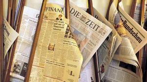 Newsarchiv: Zeitungen an der Wand, Nachrichten, News, Nachrichtenarchiv, Newsarchiv
