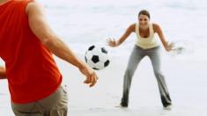 Fitness: Paar am Strand mit Fußball, Fitness, Fußball, Paar, Sport