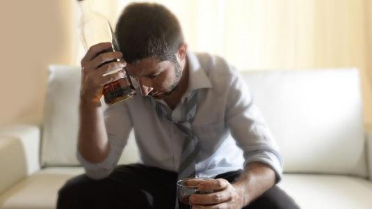 Die Kodierung vom Alkoholismus nikolajew