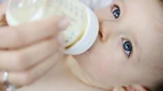 Baby trinkt aus Fläschchen, Baby, Fläschchen, Säugling