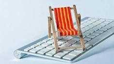 Liegestuhl und PC-Tastatur, Burnout, Stress, Depression