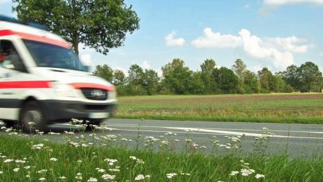 Rettungswagen auf dem Land, Erste Hilfe, Notarzt, Notfall, Rettungwagen