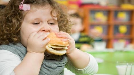 Mädchen verspeist Hamburger, Kind, Hamburger, Mädchen