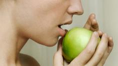 Apfel essen