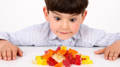 Kind vor Gummibärchen, Zucker, Süßes, Gedächtnis, Naschen, Kind