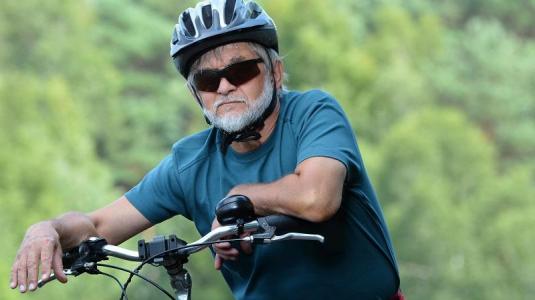 Älterer Mann fährt Rad