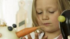 Klasse2000: Kind mit Möhre, Übergewicht, Kinder, dick, Klasse2000
