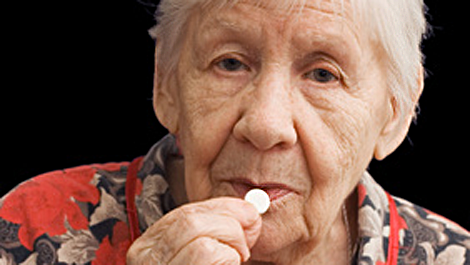 Alte Frau mit Tablette, alte Frau, Alzheimer, Tablette