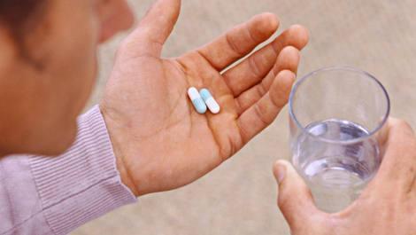 Selbstmedikation; Kapseln; Tabletten; Medikamente; Hand, Hand, Kapseln, Medikamente, Selbstmedikation, Tabletten