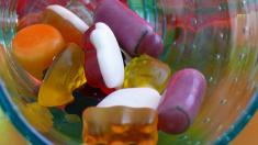 Übergewicht bei Kindern: Tüte mit Fruchtgummis, Übergewicht, Fettleibigkeit, Süßigkeiten, Bonbons