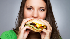 Frau isst Burger, Burger, Frau, Essen