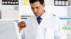 Online-Apotheke: Mann in einer Apotheke, Apotheke, Arzneimittel, Internet, Medikamente, Online, Versandhandel
