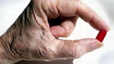 Medikamente im Alter: Hand einer Seniorin mit Pille, Alter, Arzneimittel, Medikamente, Senioren, Multimorbidität