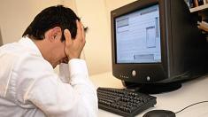 Mann sitzt vor dem Computer und reibt sich die Augen, Arbeit, Büro, Computer, Stress