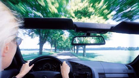 Medikamente im Straßenverkehr: Frau am Steuer eines Autos, Arzneimittel, Auto, Medikamente, Straßenverkehr
