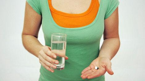 Frau mit Pillen und Wasserglas, Pillen, Frau, Glas