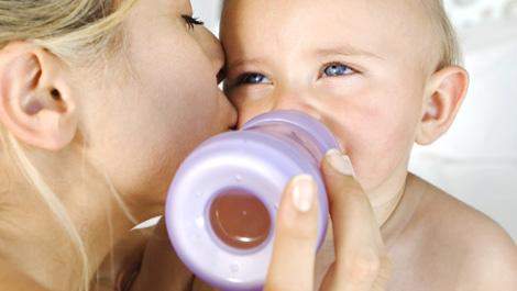 Mutter gibt Kind das Fläschchen, Baby, Fläschchen, Kuss
