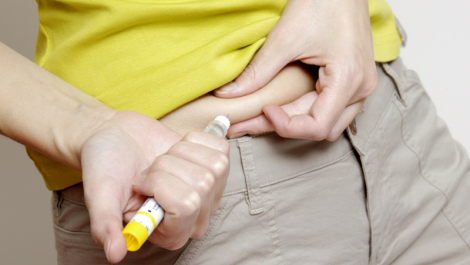 Frau spritzt sich Insulin, Diabetes, Insulin, Spritze
