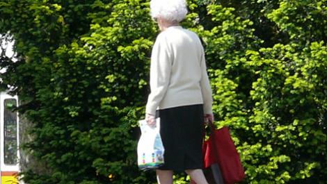 Seniorin, Frau, Einkaufstasche