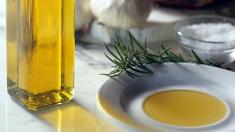 Ernährungspyramide: Öl und Ölflasche, Ernährungspyramide, Fette, Öle,