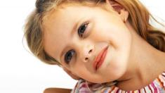 Gehen lernen mit Laufroboter: Portrait eines kleinen Mädchens, Kinder, Laufroboter, Gehen, Bewegung, Gehirn, Nervenzellen, Robotic Medicine,