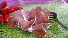 Ernährungspyramide: Speck auf Teller, Ernährungspyramide, tierische Lebensmittel