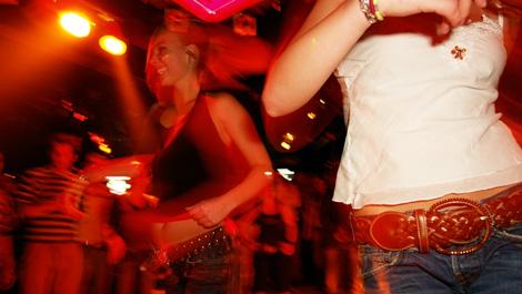Komasaufen: Tanzende Jugendliche in der Disco, Alkohol, Disco, Flatrate, Komasaufen, Jungendliche