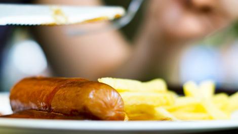 Teller mit Currywurst und Pommes, Currywurst, dick, Fast Food, Fett, Pommes, Übergewicht