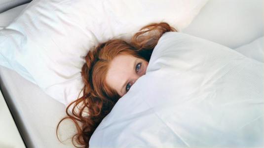 Freu liegt wach im Bett bett, schalf, schlafstörungen