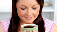 Junge Frau trinkt Kaffee, Kaffee, Frau